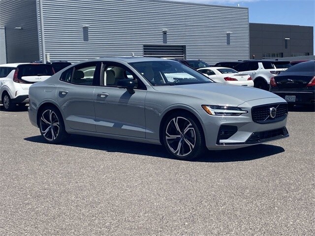 2025 Volvo S60 B5 Plus photo 4