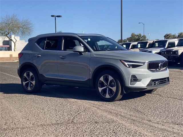 2025 Volvo XC40 Plus photo 4
