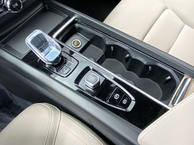 2026 Volvo XC60 Plus - Photo 23
