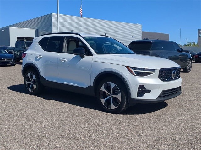 2025 Volvo XC40 Plus photo 3