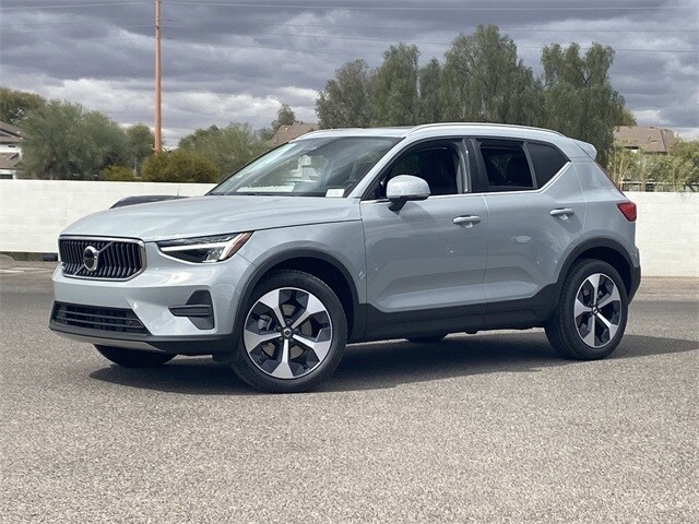 2025 Volvo XC40 Core photo 2