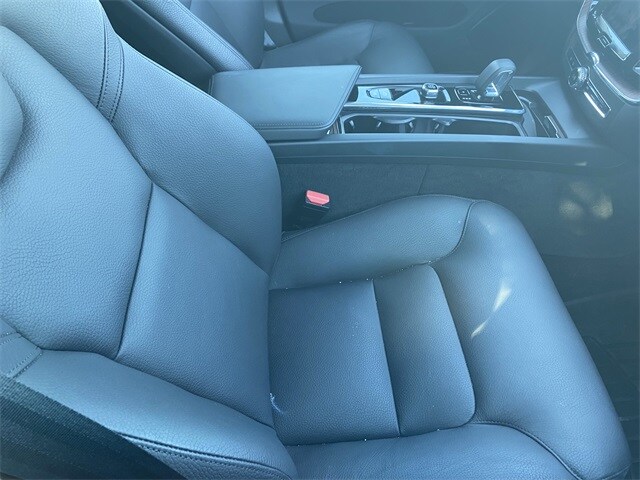 2024 Volvo XC60 B5 Plus photo 2