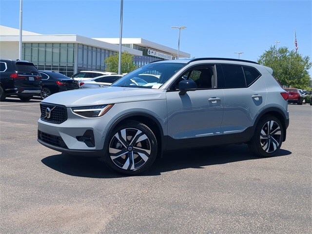 2025 Volvo XC40 Plus photo 2