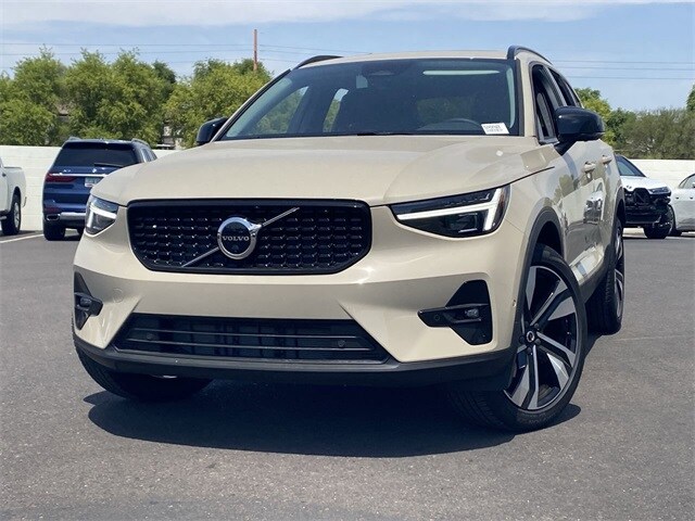 2025 Volvo XC40 Plus photo 3