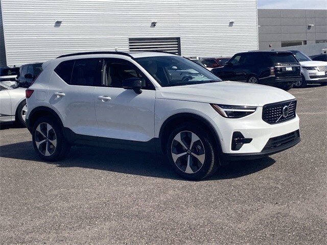 2026 Volvo XC40 Plus photo 4