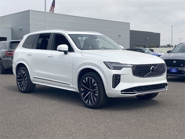2025 Volvo XC90 B5 Plus photo 3
