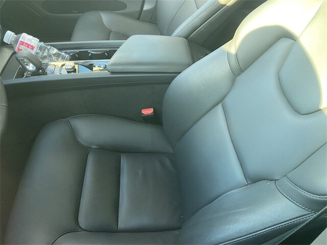 2025 Volvo XC60 B5 Core photo 4