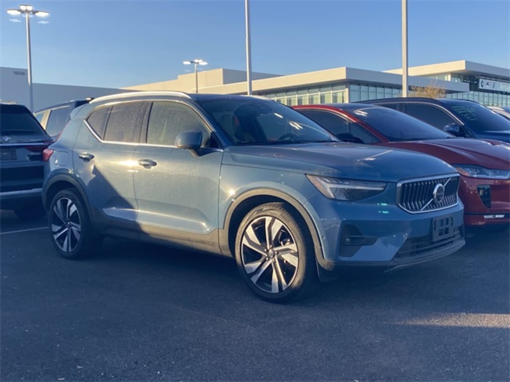 Used 2023 Volvo XC40 B5 AWD Plus Bright SUV