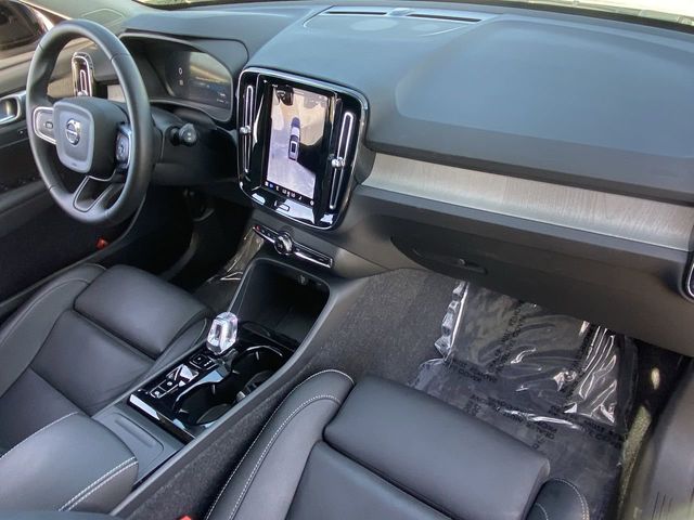 2025 Volvo XC40 Plus - Photo 13