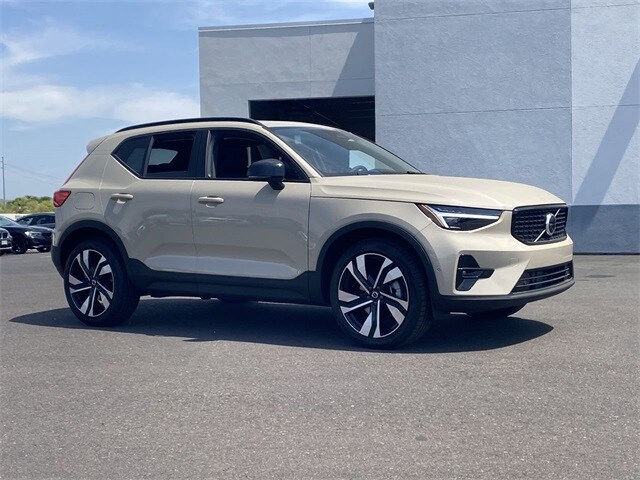 2025 Volvo XC40 Plus photo 4