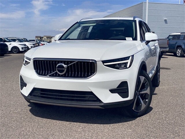 2025 Volvo XC40 Core photo 3