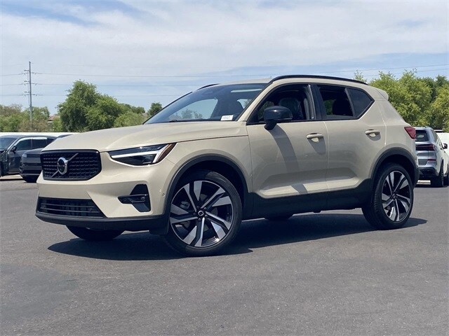 2025 Volvo XC40 Plus photo 2