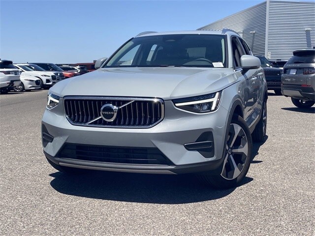 2025 Volvo XC40 Core photo 2