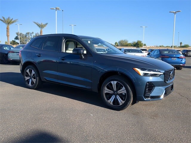 2025 Volvo XC60 T8 Core photo 4