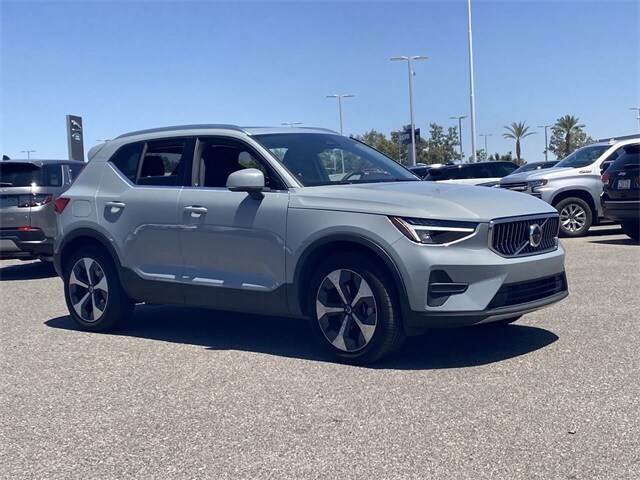 2025 Volvo XC40 Core photo 3