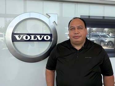 Staff member Edward Munoz from ID_10a441e66ef4