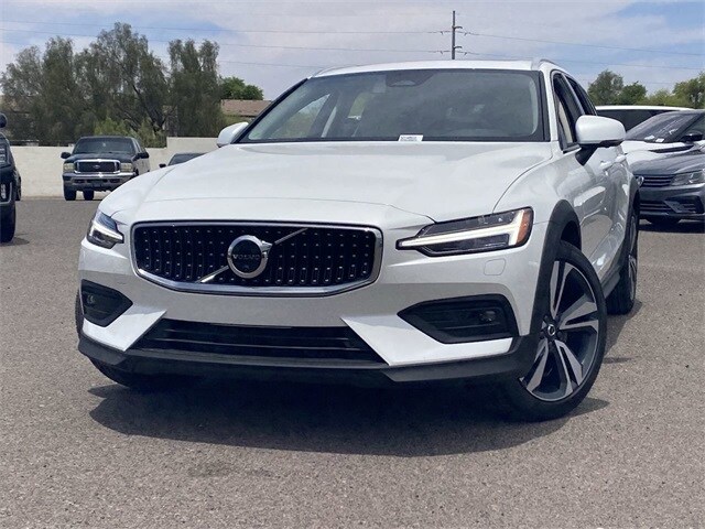 2025 Volvo V60 Cross Country B5 Plus photo 3