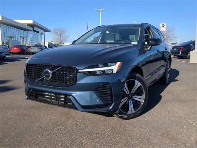 2025 Volvo XC60 T8 Core photo 3