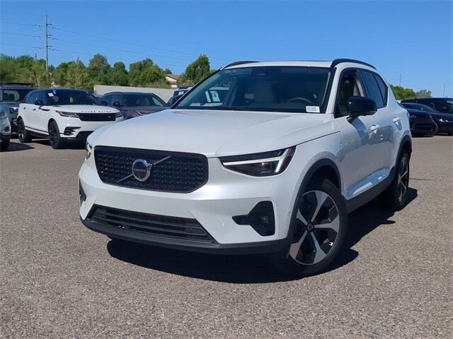 2025 Volvo XC40 Plus photo 2