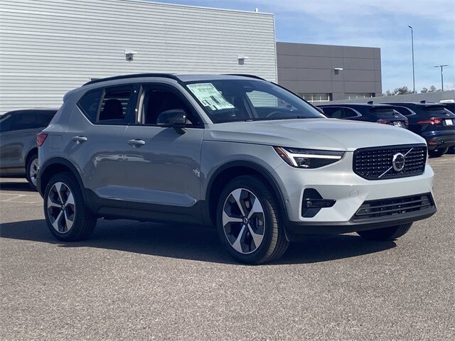 2025 Volvo XC40 Plus photo 4