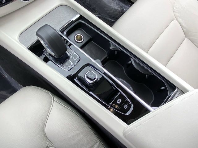 2025 Volvo XC60 Plus - Photo 23