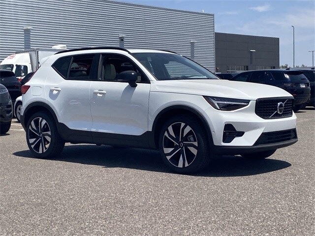 2025 Volvo XC40 Plus photo 4
