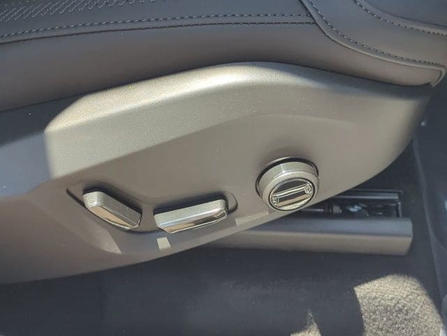 2025 Volvo XC90 Plus - Photo 13