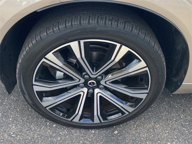 2023 Volvo XC60 B5 Ultimate photo 4