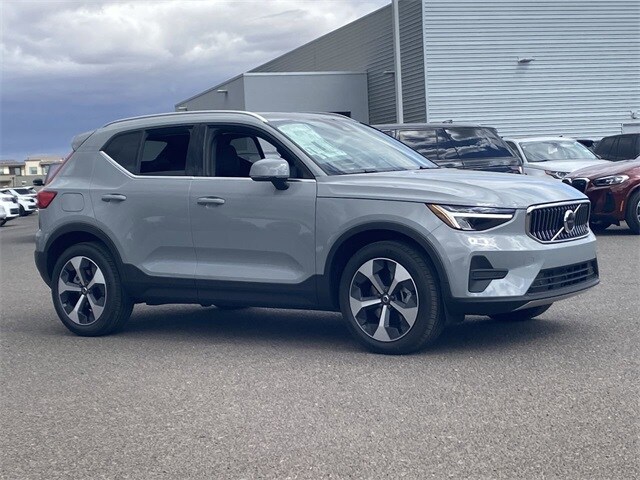 2025 Volvo XC40 Core photo 4