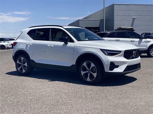 2025 Volvo XC40 Plus photo 3