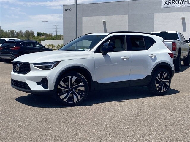 2025 Volvo XC40 Plus photo 2