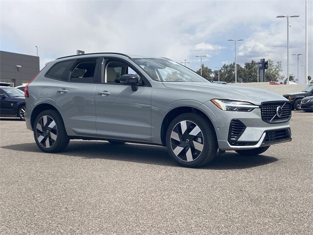 2025 Volvo XC60 T8 Plus photo 4