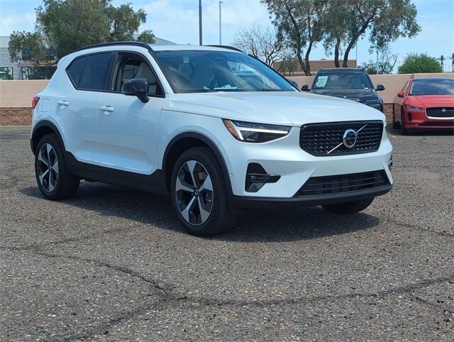 2025 Volvo XC40 Plus photo 4