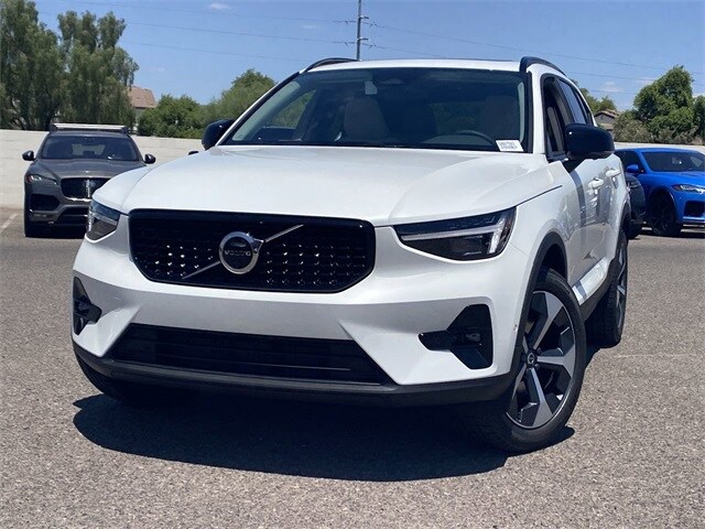 2025 Volvo XC40 Plus photo 2