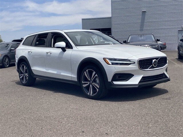 2025 Volvo V60 Cross Country B5 Plus photo 4