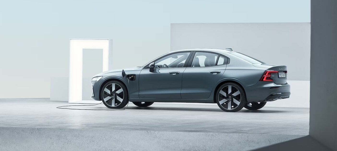 What is the difference between the S60 and S60 Recharge Plug in Hybrid Volvo Cars Arrowhead
