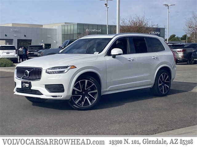 2022 Volvo XC90 Momentum's photo