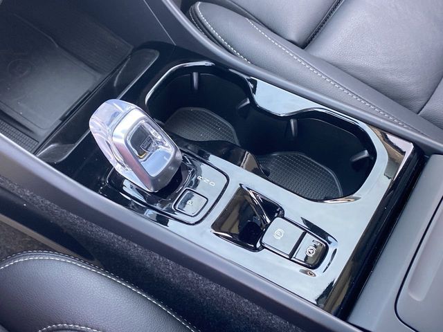 2025 Volvo XC40 Plus - Photo 23
