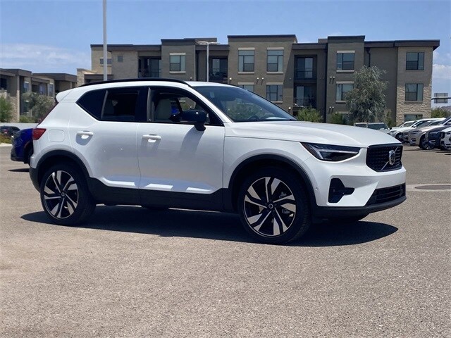 2025 Volvo XC40 Plus photo 4