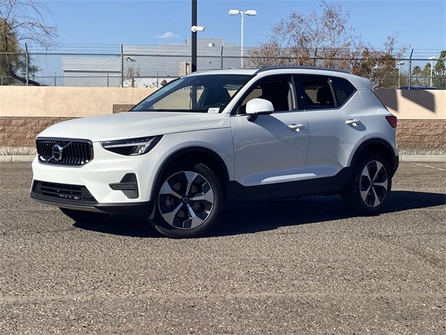 2025 Volvo XC40 Core photo 2