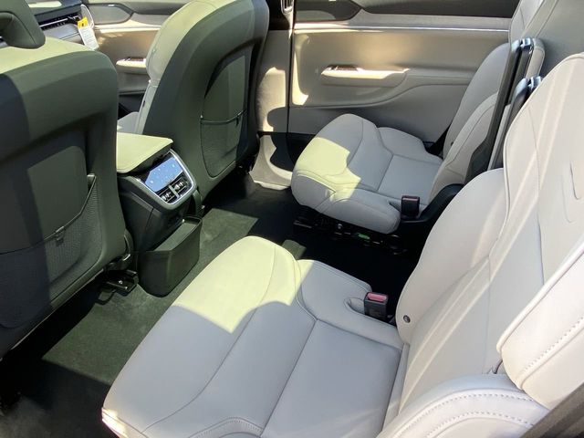 2025 Volvo EX90 Plus - Photo 17