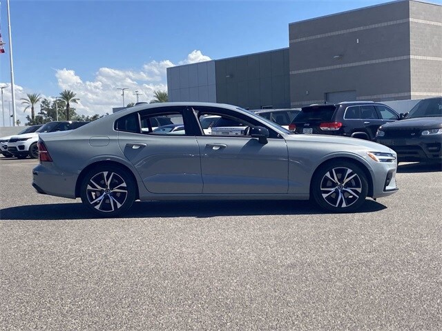 2025 Volvo S60 B5 Plus photo 4