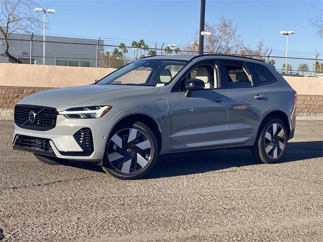 2025 Volvo XC60 Hybrid T8 Plus photo 2