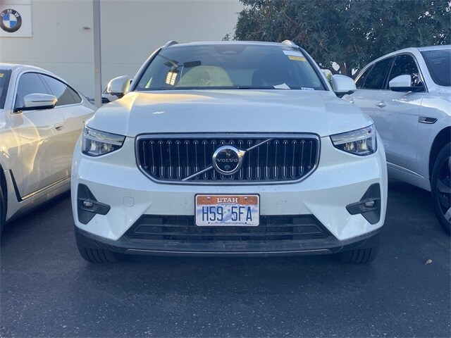 2025 Volvo XC40 Plus photo 2