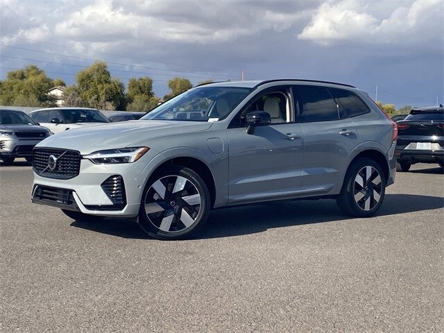 2025 Volvo XC60 Hybrid T8 Plus photo 2