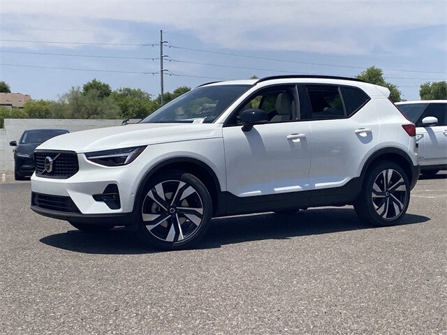 2025 Volvo XC40 Plus photo 2