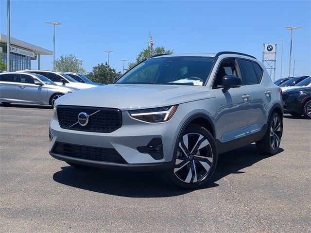 2025 Volvo XC40 Plus photo 3