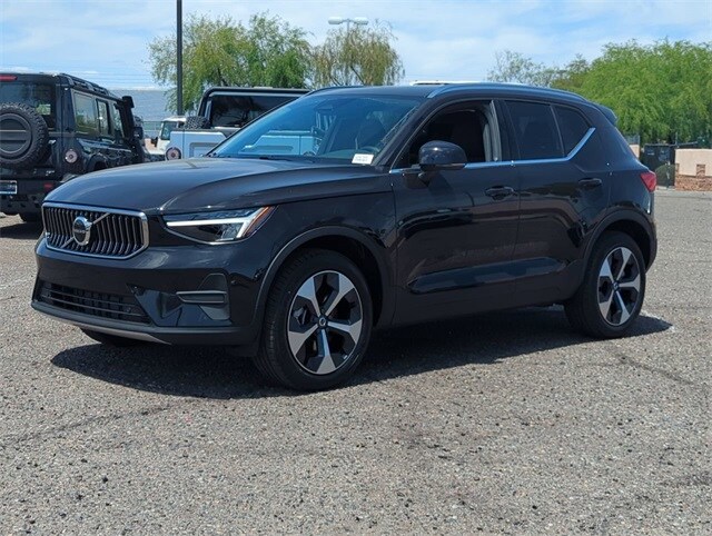 2025 Volvo XC40 Core photo 2