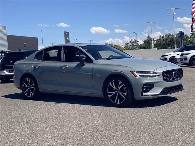 2025 Volvo S60 B5 Plus photo 3