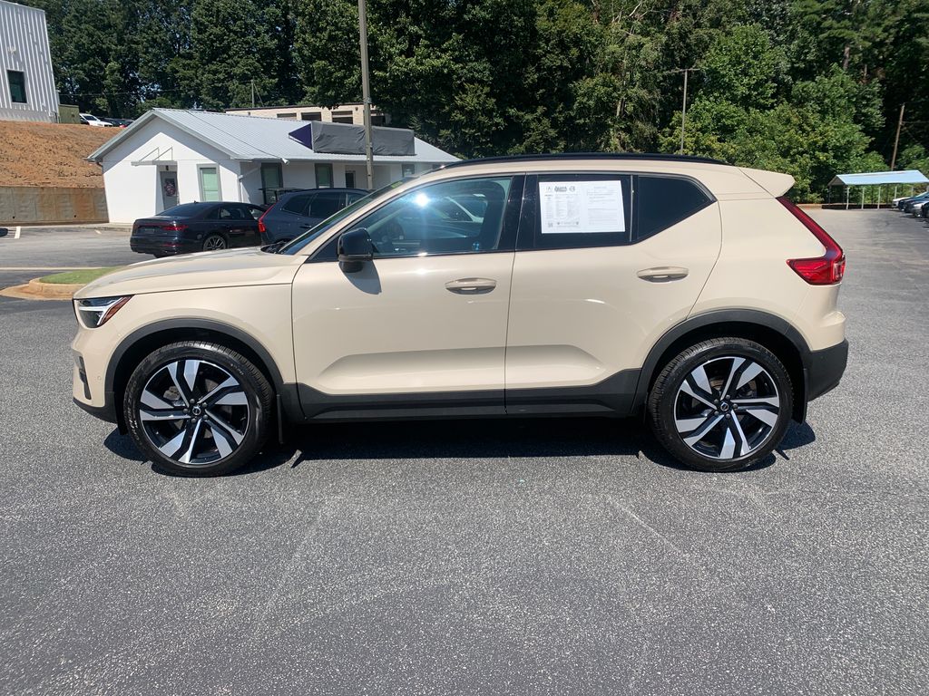 2025 Volvo XC40 Plus photo 2